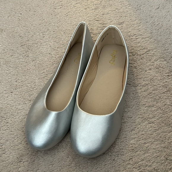 Refresh Demi-11 Silver Flats - Picture 2 of 6